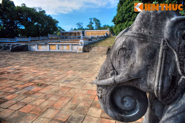 Khu lăng mộ nằm trên một quả đồi thấp được chia thành 7 cấp sân tế. Chân đồi là sân chầu với các hàng tượng đá uy nghiêm và Bửu Thành ở đỉnh đồi.