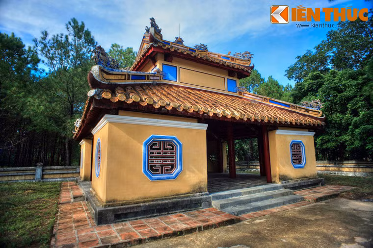 Trong nhà bia lưu giữ một tấm bia lớn ghi bài văn bia "Thánh đức thần công" của vua Minh Mạng ca ngợi vua cha.