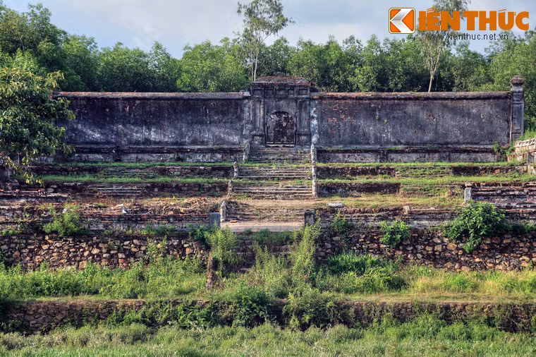 Ngoài lăng Thiên Thọ, quần thể lăng Gia Long còn các lăng mộ khác, bao gồm Lăng Quang Hưng, Lăng Vĩnh Mậu, Lăng Trường Phong, Lăng Thoại Thánh, Lăng Hoàng Cô, Lăng Thiên Thọ Hữu... của các thành viên hoàng tộc Nguyễn.