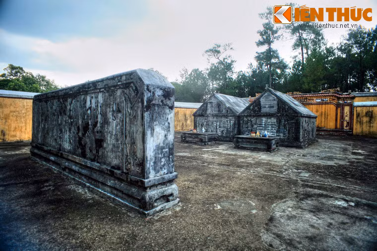 Bên trong Bửu Thành có hai ngôi mộ của vua Gia Long và bà Thừa Thiên Cao Hoàng hậu.