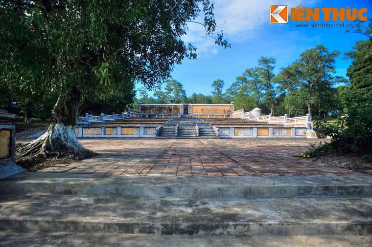 Toàn bộ khu lăng này là một quần sơn với 42 đồi, núi lớn nhỏ, trong đó có Đại Thiên Thọ là ngọn núi lớn nhất được chọn làm tiền án của lăng và là tên gọi của cả quần sơn này.