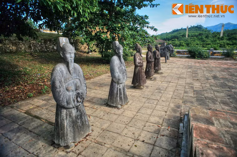 Theo giai thoại, trong quá trình giám sát xây dựng lại, vua Gia Long đã suýt thiệt mạng trong một tai nạn ở công trường.