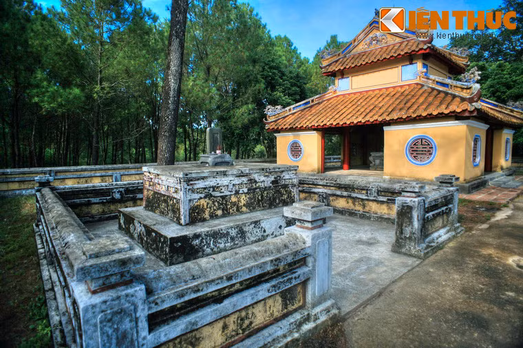 Tuy nhiên, chính điều này đã đem lại cho không gian của lăng dáng vẻ nguyên sơ, không tạo ra cảm giác bị thương mại hóa như các lăng mộ nổi tiếng khác ở Huế.