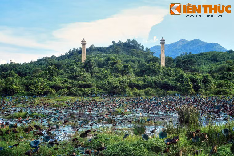 Đối diện với khu lăng mộ qua một hồ nước là hai cột trụ biểu uy nghi báo hiệu khu vực lăng.