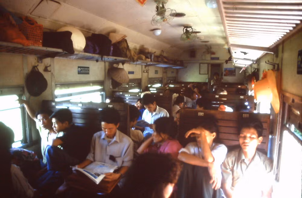 Trong chuyến tàu ghế cứng từ Hà Nội lên Lào Cai. Hình ảnh nằm trong loạt ảnh chuyến du lịch các tỉnh miền núi phía Bắc năm 1995 của vợ chồng phó nháy người Mỹ Andy Tarica.