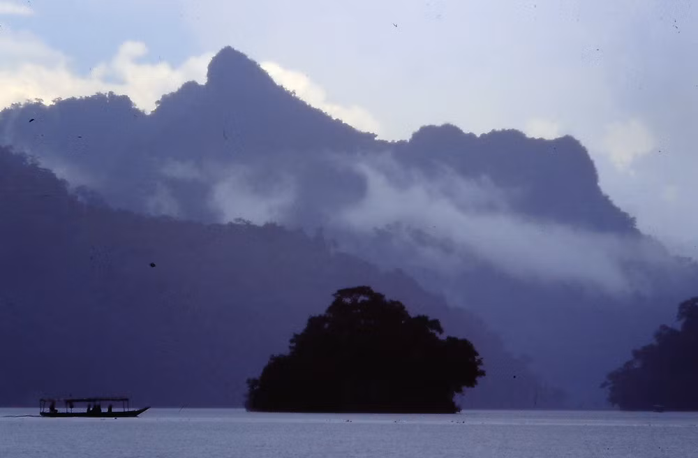 Vẻ đẹp huyền ảo của hồ Ba Bể.