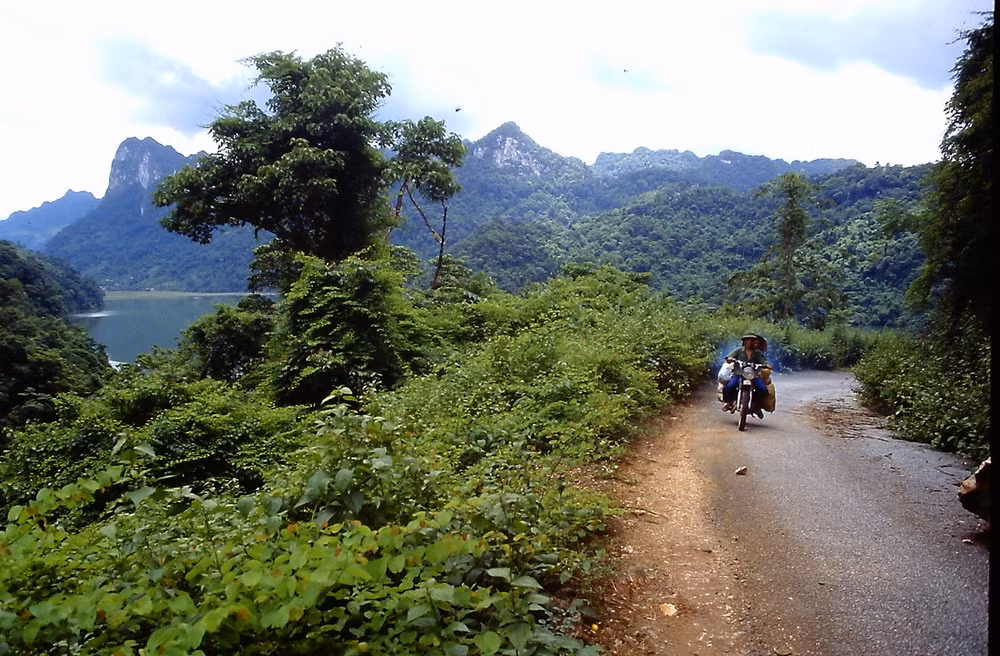 Con đường núi ven hồ Ba Bể.