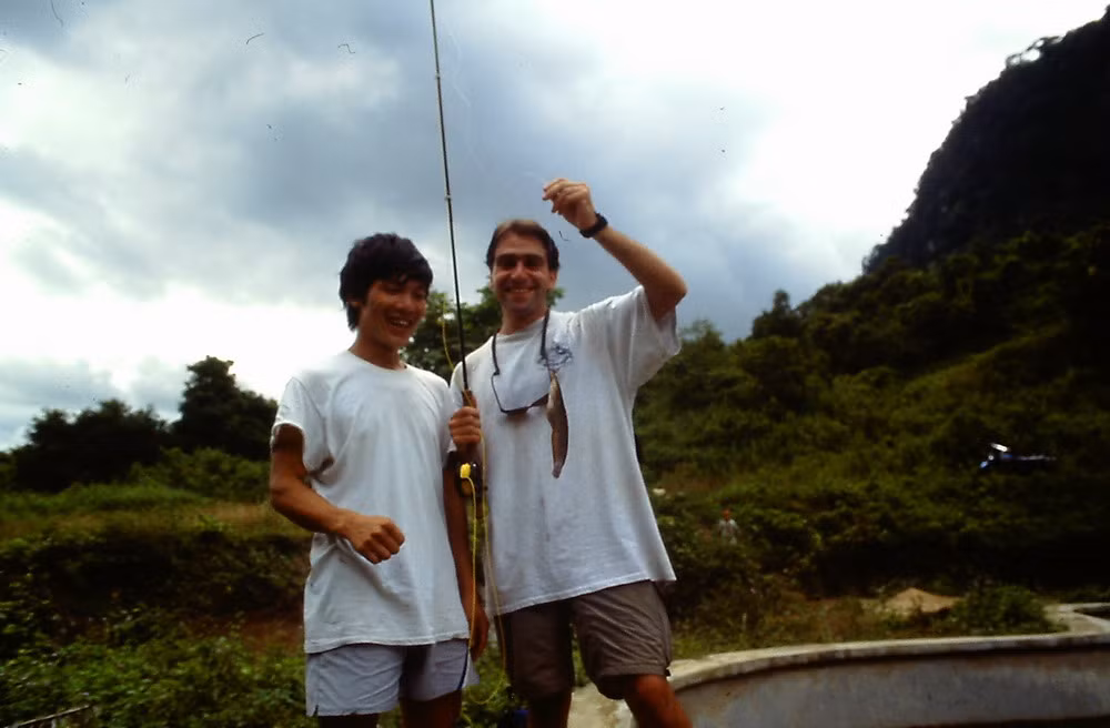 Vợ chồng tác giả khoe "chiến lợi phẩm".