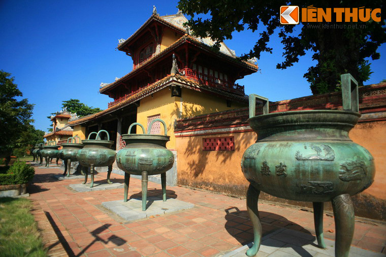 Nhìn chung, cả chín chiếc đỉnh đều có dáng chung giống nhau: bầu tròn, cổ thắt, miệng loe, trên miệng có hai quai, dưới bầu có ba chân. Ở phần cổ đỉnh, bên phải ghi năm đúc đều là "Minh Mạng thập lục niên Ất Mùi" tức là năm 1835.