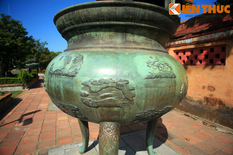 Mỗi đỉnh được chạm khắc 17 bức họa tiết và 1 bức họa thư, gồm các chủ đề về vũ trụ, núi sông, chim thú, sản vật, vũ khí... Các bức chạm này tập hợp thành bức tranh toàn cảnh của đất nước Việt Nam thống nhất thời nhà Nguyễn.