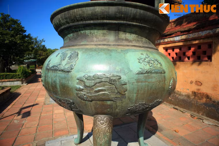 Mỗi đỉnh được chạm khắc 17 bức họa tiết và 1 bức họa thư, gồm các chủ đề về vũ trụ, núi sông, chim thú, sản vật, vũ khí... Các bức chạm này tập hợp thành bức tranh toàn cảnh của đất nước Việt Nam thống nhất thời nhà Nguyễn.