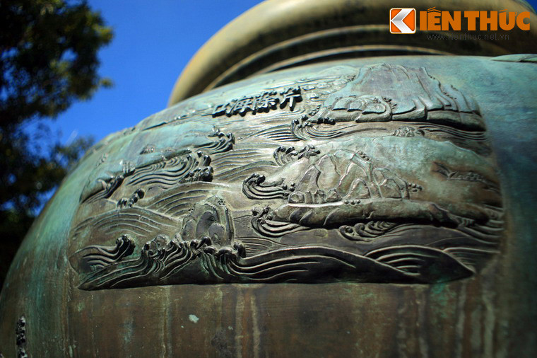 Quá trình chế tạo Cửu Đỉnh gồm nhiều khâu, cơ bản là các công đoạn kỹ thuật như làm khuôn, nấu đồng và đúc đỉnh. Sau khi đúc các nghệ nhân mới hoàn thiện các mảng chạm khắc. Để đúc Cửu Định, những người nghệ nhân tài hoa nhất của nước Việt thời đó đã được quy tụ.