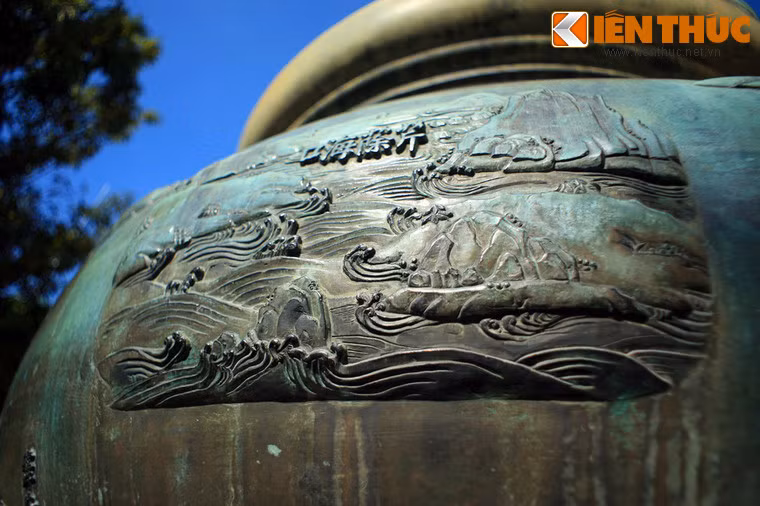 Quá trình chế tạo Cửu Đỉnh gồm nhiều khâu, cơ bản là các công đoạn kỹ thuật như làm khuôn, nấu đồng và đúc đỉnh. Sau khi đúc các nghệ nhân mới hoàn thiện các mảng chạm khắc. Để đúc Cửu Định, những người nghệ nhân tài hoa nhất của nước Việt thời đó đã được quy tụ.