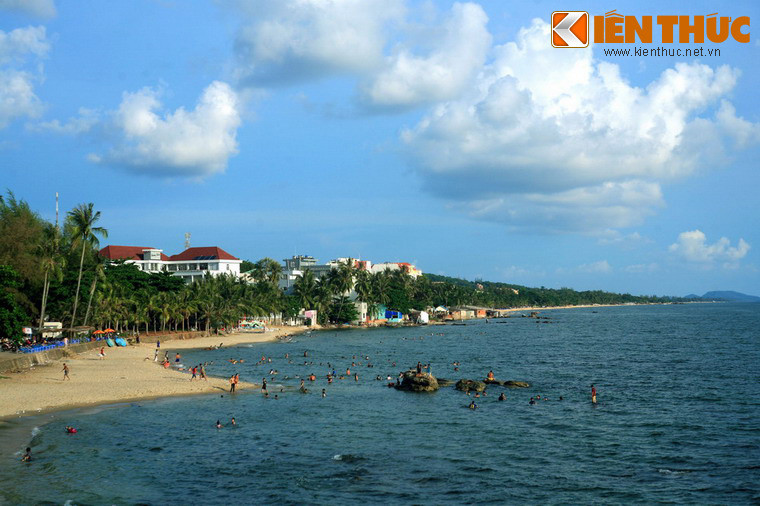 Được mệnh danh là Đảo Ngọc phương Nam, Phú Quốc đang phát triển mạnh mẽ để trở thành một trong những trung tâm du lịch hàng đầu của thế giới.