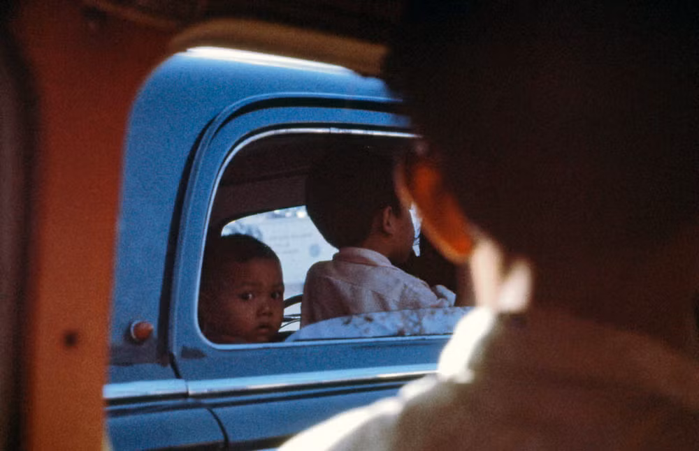 Các cậu bé trên một chiếc xe hơi.