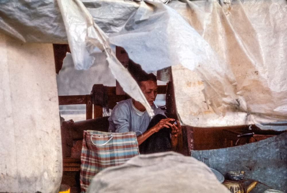 Người dân ở xóm ổ chuột ven kênh.