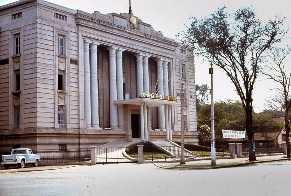 Trụ sở Công Ty Shell Việt Nam, góc Thống Nhất - Cường Để (này là đường Lê Duẩn - Đinh Tiên Hoàng).