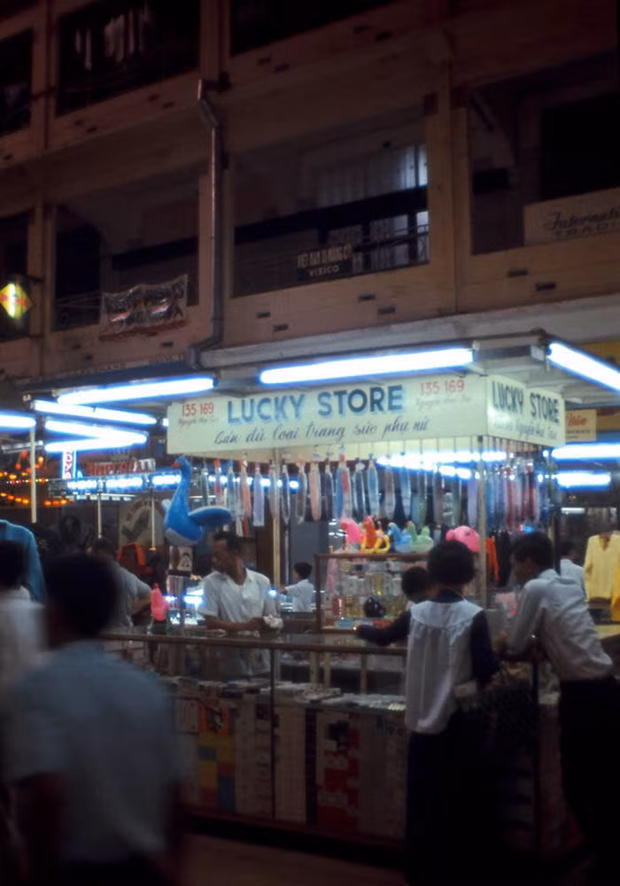 Bên trong một khu thương xá.