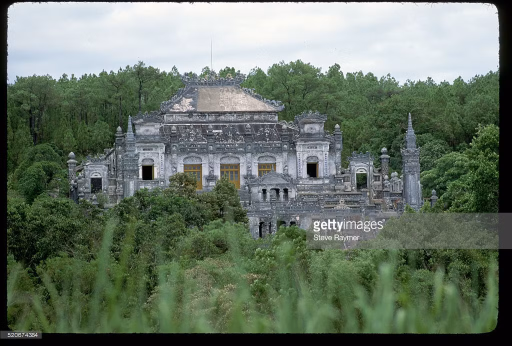 Lăng Khải Định nhìn từ xa.