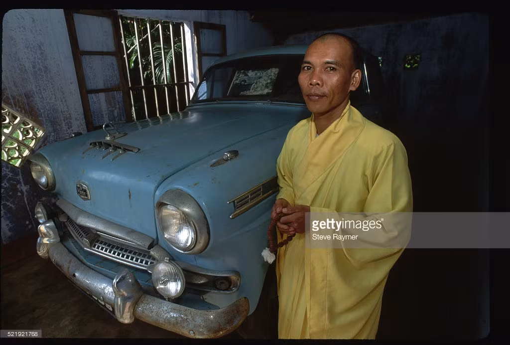 Một nhà sư ở chùa Thiên Mụ đứng cạnh chiếc xe được sử dụng trước khi Hòa thượng Thích Quảng Đức tự thiêu ở Sài Gòn năm 1963.