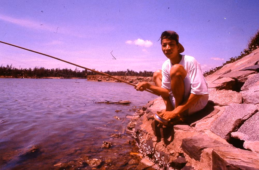 Câu cá trên sông Thu Bồn ở Hội An.
