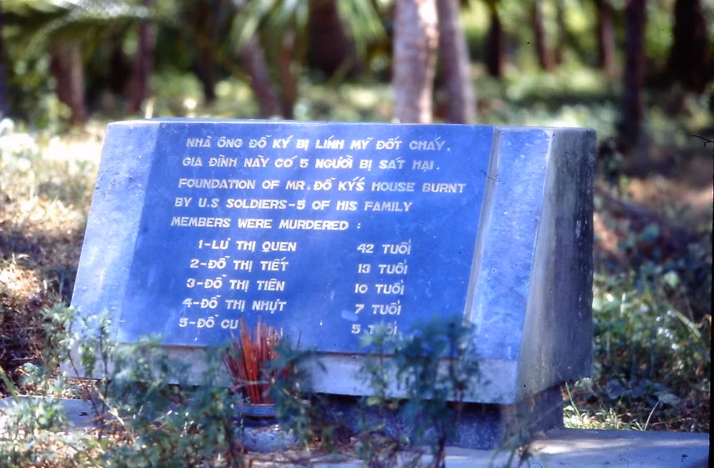 Một tấm bia tưởng niệm tại khu chứng tích vụ thảm sát Sơn Mỹ, Quảng Ngãi.