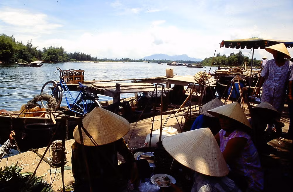 Bến thuyền trên sông Thu Bồn.