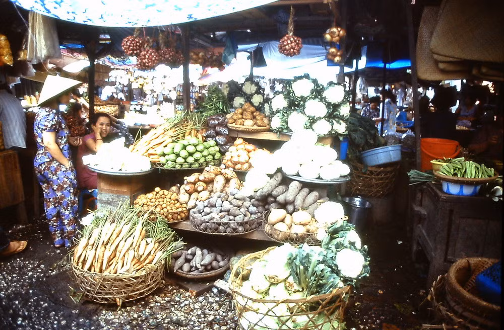 Quầy hàng rau quả ở chợ Hội An.