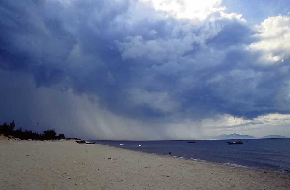 Cơn giông trên biển Cửa Đại.