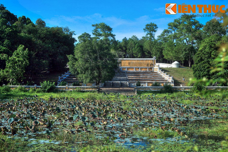 Chuyen it biet ve cach vua nha Nguyen doi dau voi “than nuoc”