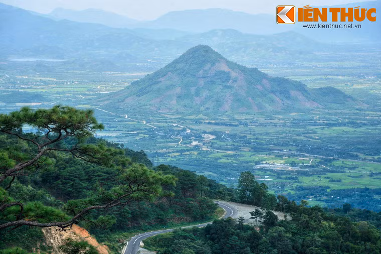 Theo đo đạc, đèo có chiều dài trên 20 km, có độ dốc trung bình trên 9 độ, là đèo có độ dốc lớn nhất ở các tỉnh phía Nam. Đèo có độ cao từ 200m so với mực nước biển ở điểm thấp nhất và cao nhất là 980m so với mực nước biển ở đỉnh đèo.