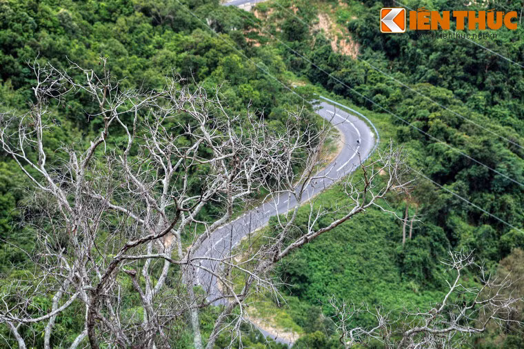 Trên đèo Ngoạn Mục có 4 đoạn cua khuỷu tay rất gấp, con đường uốn lượn mềm mại qua những đồi núi, sườn đồi lớn nhỏ khác nhau tạo hình vòng sóng, tạo nên những tầng đường mà nếu có dịp dừng chân trên đỉnh nhìn xuống, dễ thấy vẻ quyến rũ lãng mạn lẫn hùng vĩ của nó.