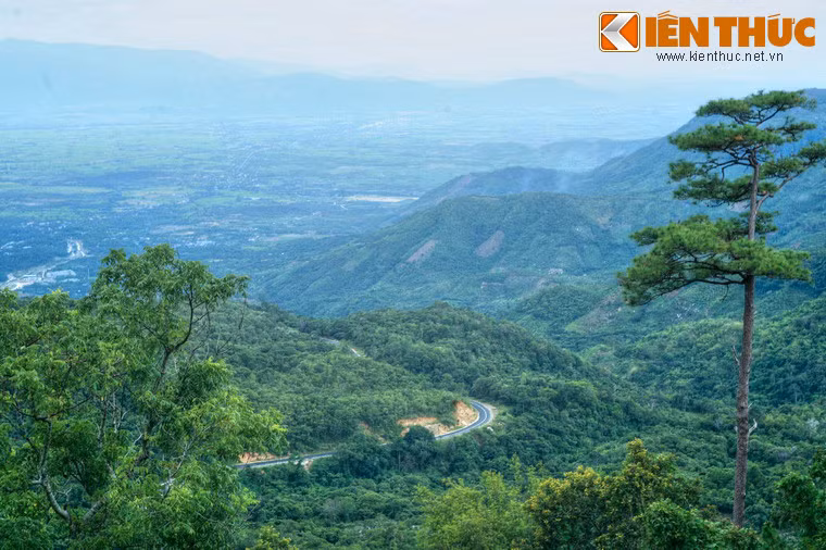 Với địa thế hiểm trở và khung cảnh hấp dẫn mê hồn, đèo Ngoạn Mục đã trở thành cung đường thú vị cho những người thích khám phá vẻ đẹp của đất nước Việt Nam.