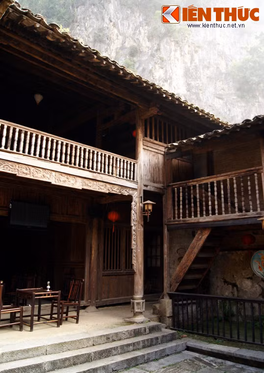 Hệ thống rường, cột làm bằng gỗ quý, rất chắc chắn và được chạm khắc tinh xảo.