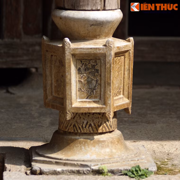 Các chân cột được làm từ đá nguyên khối, chế tác khá công phu.