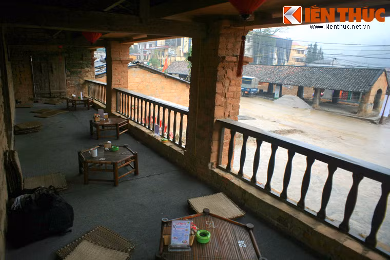 Mặt tiền tầng hai là một dãy hành lang rộng rãi hướng thẳng ra chợ Đồng Văn cổ kính.