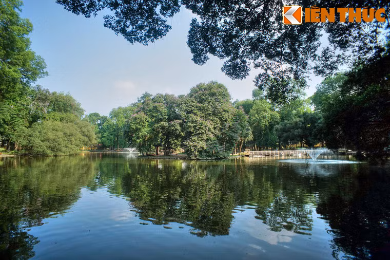Khu vườn được người Pháp cho xây dựng trong địa phận phường Khán Xuân bên cạnh hồ Tây ngày xưa, quanh một hồ nước đẹp đã có từ lâu đời.