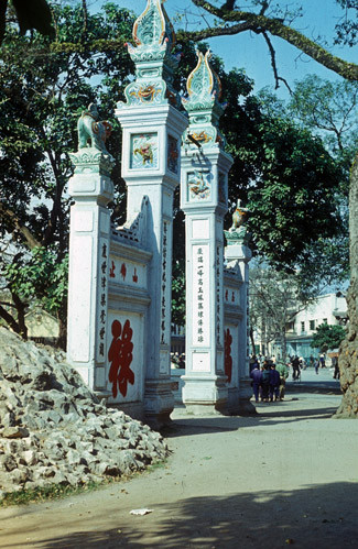 Cổng đền Ngọc Sơn.