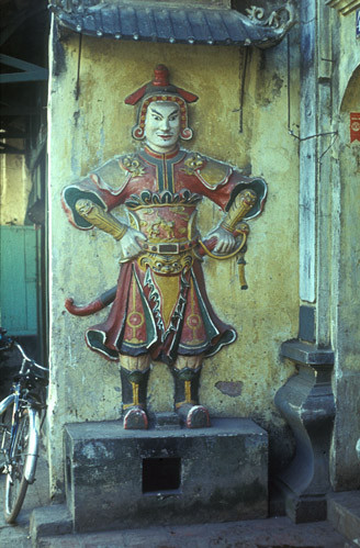 Tượng quan võ ngoài một đền thờ ở phố cổ.