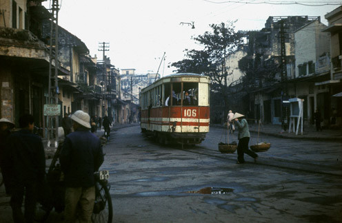Tàu điện ở Hà Nội năm 1977.