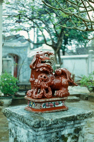 Con nghê sứ trang trí ở Văn Miếu.