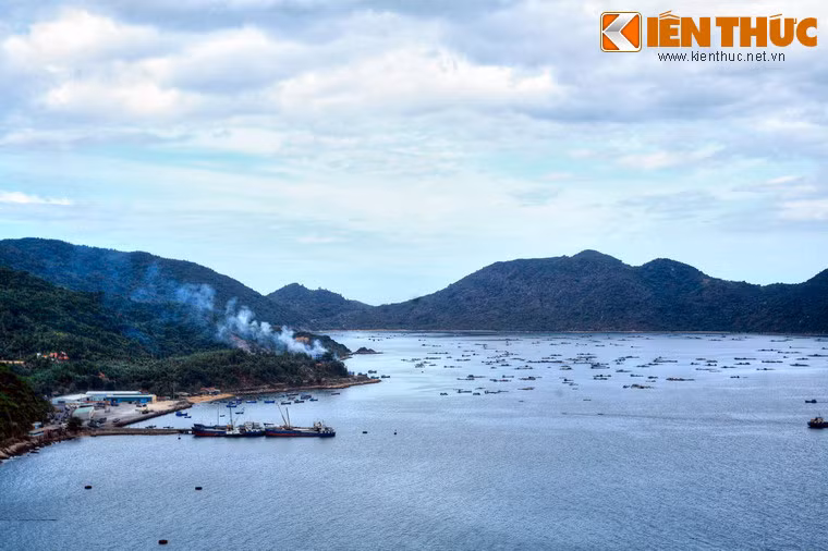 Ngày nay, hầm đường bộ Đèo Cả đang được xây dựng để việc đi lại trên quốc lộ 1A không còn phải vượt qua đường đèo hiểm trở này. Ảnh: Vịnh Vũng Rô (Phú Yên) nhìn từ đèo Cả.