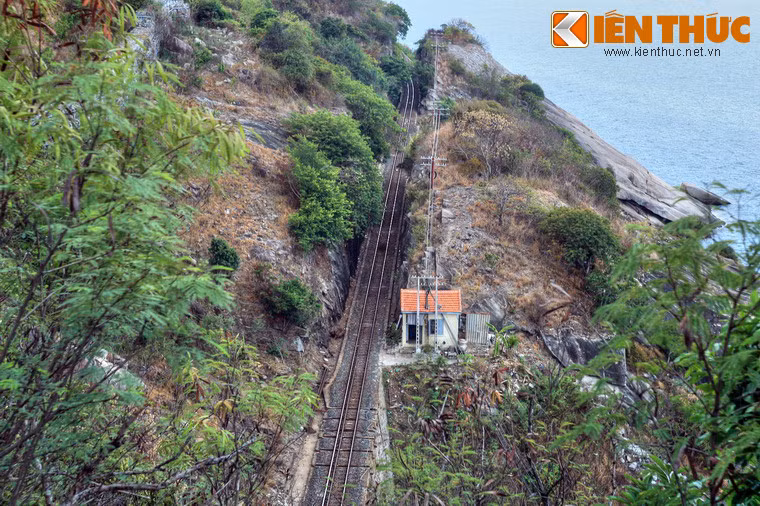 Sau khi xâm lược Việt Nam, người Pháp đã cho xây Quốc lộ 1A cùng tuyến đường sắt qua đèo Cả. Tên gọi "đèo Cả" cũng chính thức xuất hiện từ giai đoạn này. Trước đó đường Thiên Lý nằm phía tây của đường Đèo Cả.