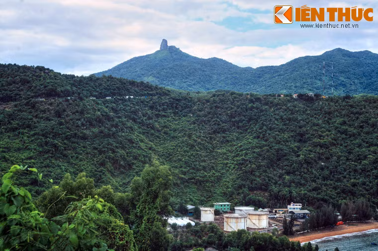 Trong thời Pháp thuộc, trên đèo cả có một trạm Phú Hoà do nhà Nguyễn xây dựng như một trạm lưu chuyển văn thư, vận tải lương thực, cáng, võng các quan chức hành chính địa phương mỗi khi có công vụ. Sau này Pháp cho xây một bót tên Poste Petitte (Bót Bê Tí) để kiểm soát về mặt quân sự.