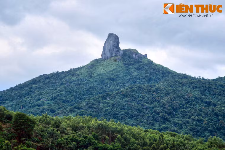 Với là vị trí ranh giới, nhiều cuộc xung đột giữa Đại Việt và Chiêm Thành đã xảy ra tại đèo Cả. Ảnh: Đỉnh núi Đá Bia của Phú Yên, nơi phân chia bờ cõi Đại Việt - Chiêm Thành nhìn từ đèo Cả.