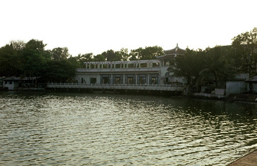 Nhà hàng Thủy Tạ.