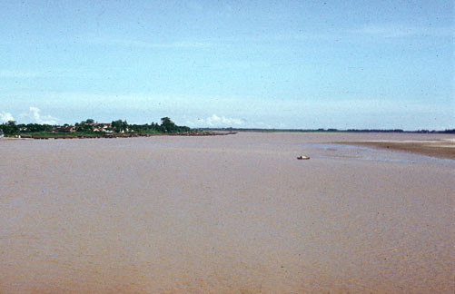 Máy bay hạ độ cao khi ở phía trên sông Hồng.