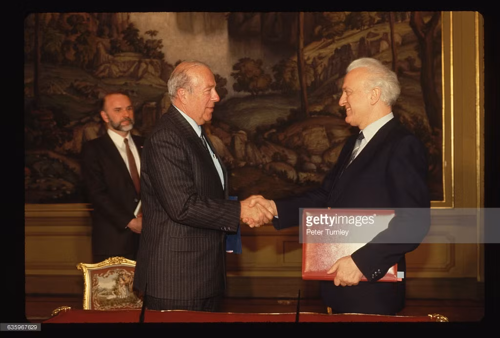 Ngoại trưởng Liên Xô Eduard Shevardnadze bắt tay với người đồng nhiệm Mỹ George P. Shultz sau khi ký kết một thỏa thuận ở Leningrad, 15/8/1987.