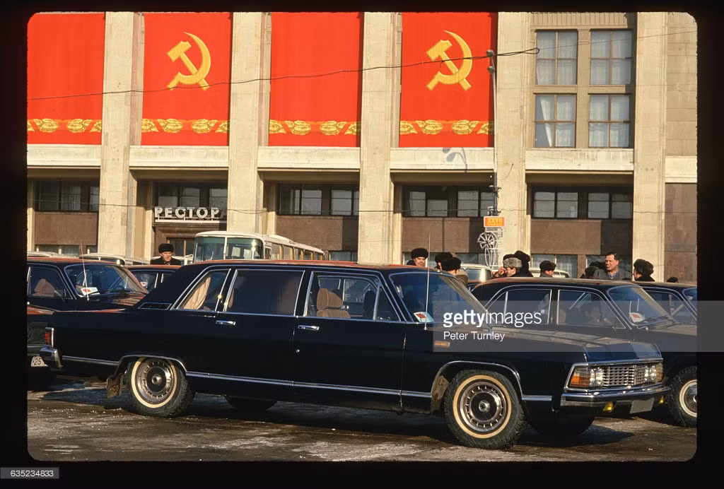 Siêu xe Zil Limousines do Liên Xô sản xuất dành cho các nhà lãnh đạo xuất hiện tại một hội nghị của Đảng Cộng sản Liên Xô.