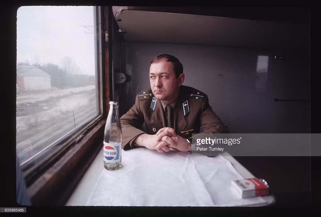 Quân nhân trên chuyến tàu Tallinn - Vilnius, nối thủ đô hai nước cộng hòa Estonia và Lithuania của Liên bang Xô Viết, 1989.